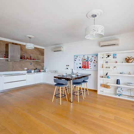 Seafront Apartment In Sliema With Pool, Upmarket Complex 외부 사진