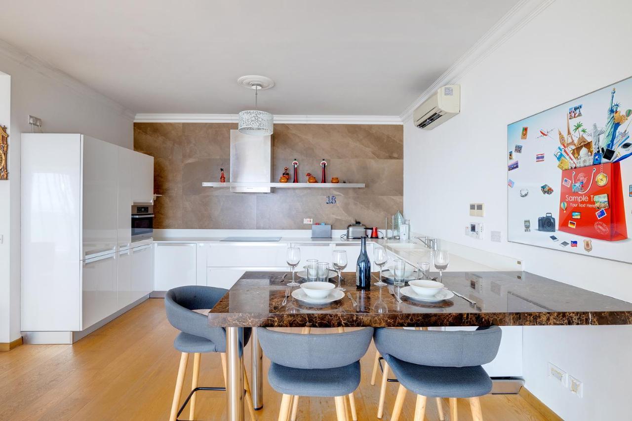 Seafront Apartment In Sliema With Pool, Upmarket Complex 외부 사진