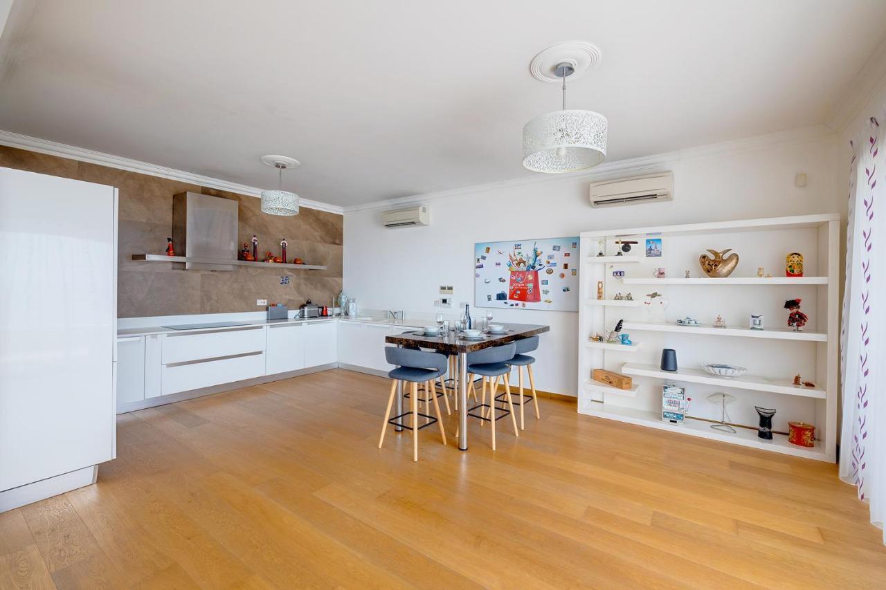 Seafront Apartment In Sliema With Pool, Upmarket Complex 외부 사진