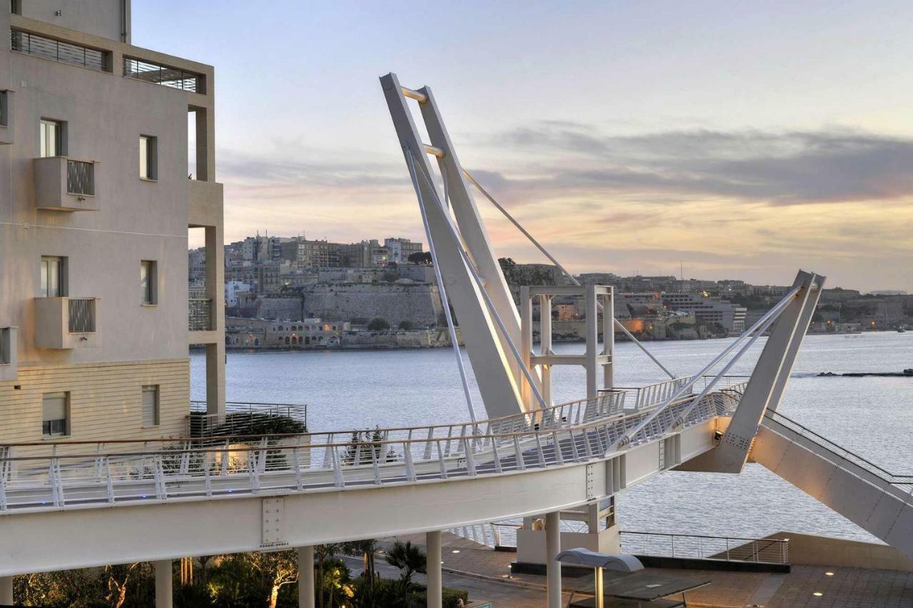 Seafront Apartment In Sliema With Pool, Upmarket Complex 외부 사진