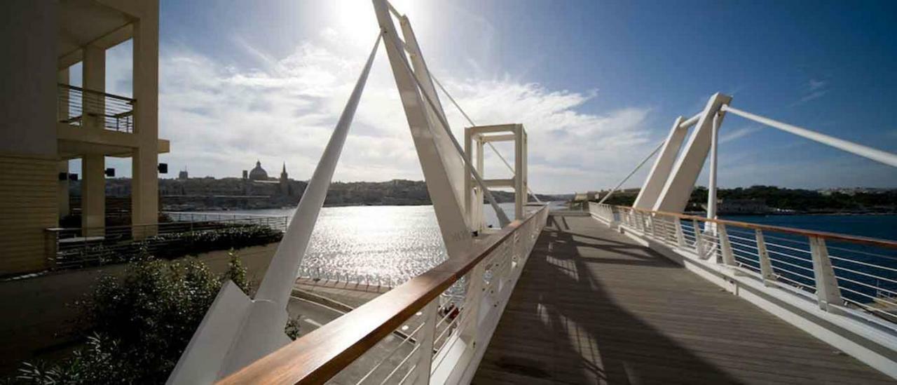 Seafront Apartment In Sliema With Pool, Upmarket Complex 외부 사진