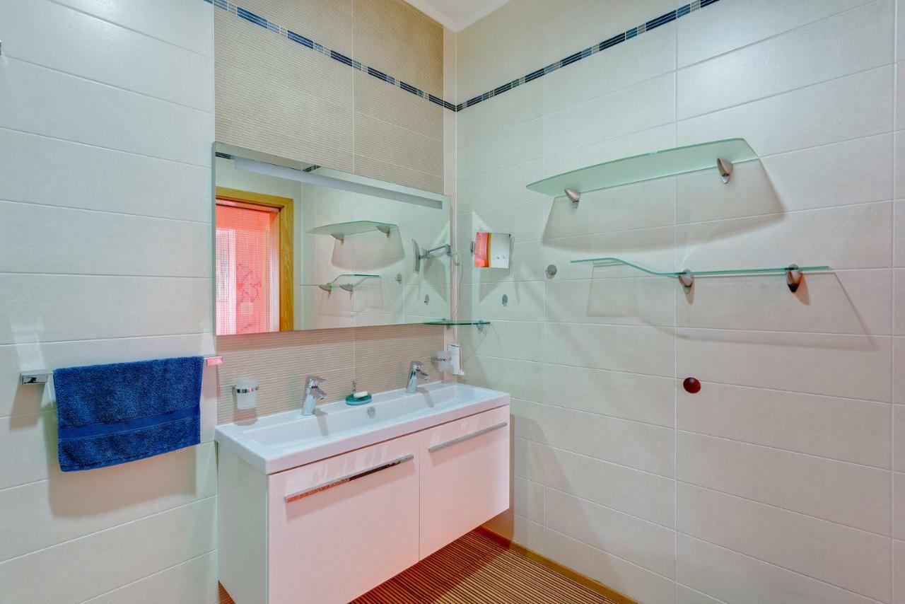 Seafront Apartment In Sliema With Pool, Upmarket Complex 외부 사진