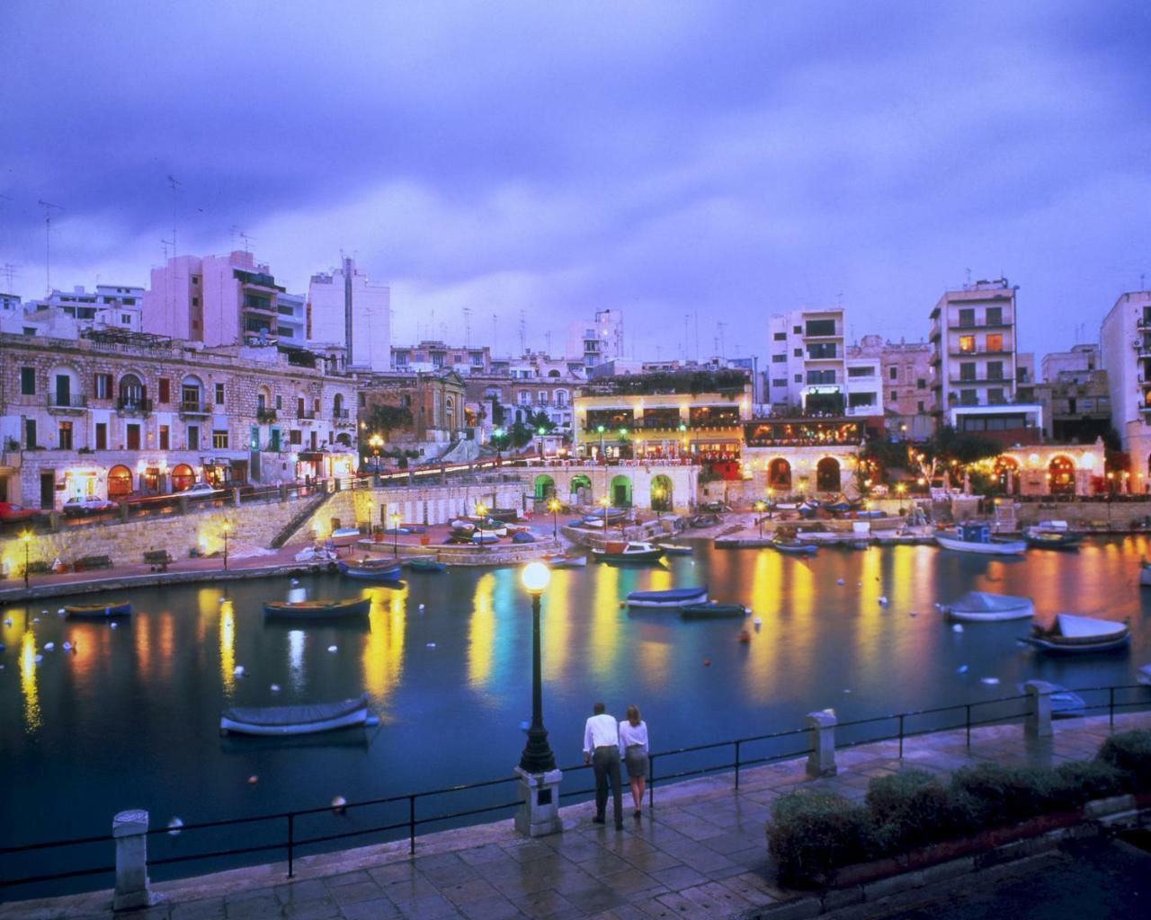 Seafront Apartment In Sliema With Pool, Upmarket Complex 외부 사진